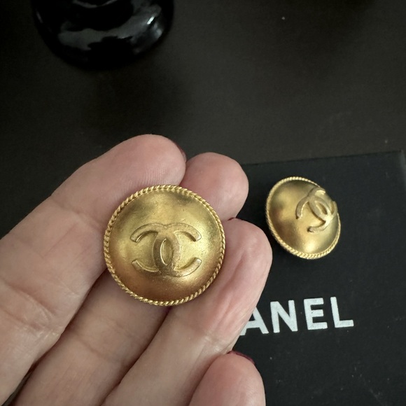 CHANEL Button Clip On Earrings CC logo with rope border. Chanel box included - Picture 3 of 9